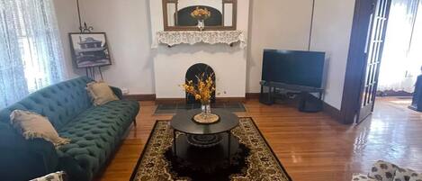 スマートテレビ、DVD プレーヤー、書庫