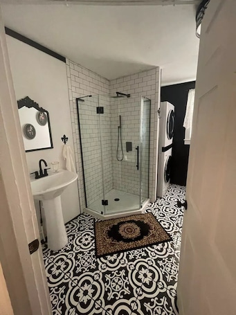 Towels, soap, toilet paper. 629 on Main Rental A