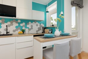 Microwave, dishwasher, coffee/tea maker, cookware/dishes/utensils - Metro Wilanowska Apartment by Renters (Warsaw)