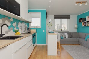 Microwave, dishwasher, coffee/tea maker, cookware/dishes/utensils - Metro Wilanowska Apartment by Renters (Warsaw)