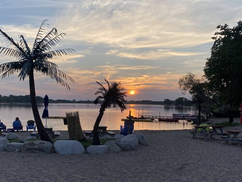 Juniper & Oak LAKE HOUSE w/ Sunset Views over Kettle Moraine Lake 