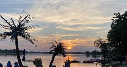 Juniper & Oak LAKE HOUSE w/ Sunset Views over Kettle Moraine Lake