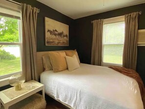 6 bedrooms, desk, travel cot, free WiFi - Juniper & Oak LAKE HOUSE w/ Sunset Views over Kettle Moraine Lake  (Campbellsport)