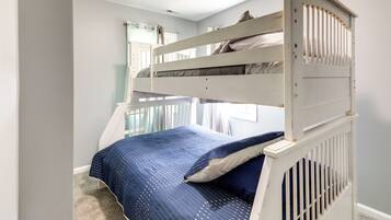 4 Schlafzimmer, Schreibtisch, Bügeleisen/Bügelbrett, Internetzugang