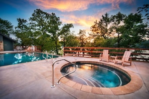 Alberca techada y 4 albercas al aire libre