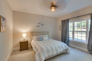 3 bedrooms, WiFi, bed sheets - Lovely Kerr Lake House w/ Private Dock! (Manson)