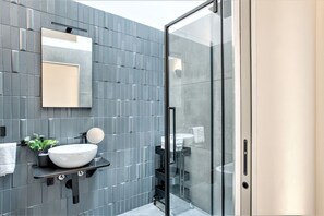 Dusche, Haartrockner, Bidet, Handtücher