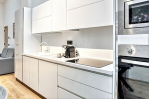 雪櫃、微波爐、焗爐、爐具