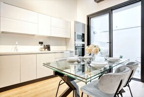 Réfrigérateur, four à micro-ondes, un four, surface de cuisson