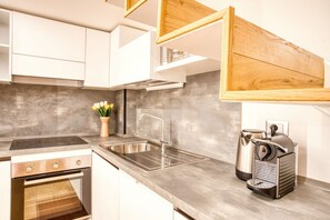 Fridge, oven, stovetop, dishwasher