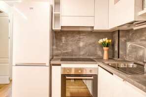 Fridge, oven, stovetop, dishwasher - Walk to Navigli - 2 Bedrooms Apt (Milano)