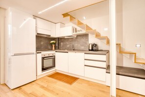 Een koelkast, een oven, een kookplaat, een vaatwasser