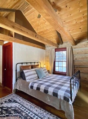 2 bedrooms, travel cot, WiFi, bed sheets