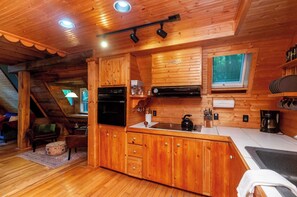 House (2 Bedrooms) | Private kitchen - Honeycomb Hideaway by Avantstay Rustic Retreat (Fairview)