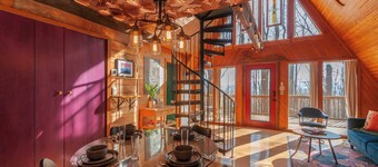 Honeycomb Hideaway by Avantstay Rustic Retreat