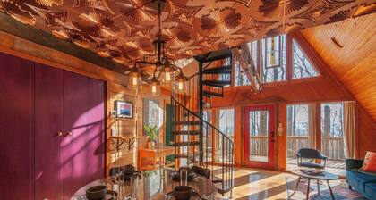 Honeycomb Hideaway by Avantstay Rustic Retreat