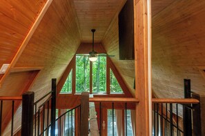 Interior - Honeycomb Hideaway by Avantstay Rustic Retreat (Fairview)