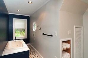 House (2 Bedrooms) | Bathroom - Honeycomb Hideaway by Avantstay Rustic Retreat (Fairview)