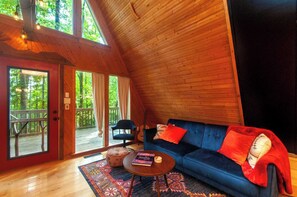 Interior - Honeycomb Hideaway by Avantstay Rustic Retreat (Fairview)