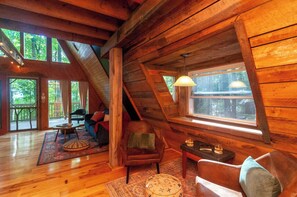 Interior - Honeycomb Hideaway by Avantstay Rustic Retreat (Fairview)