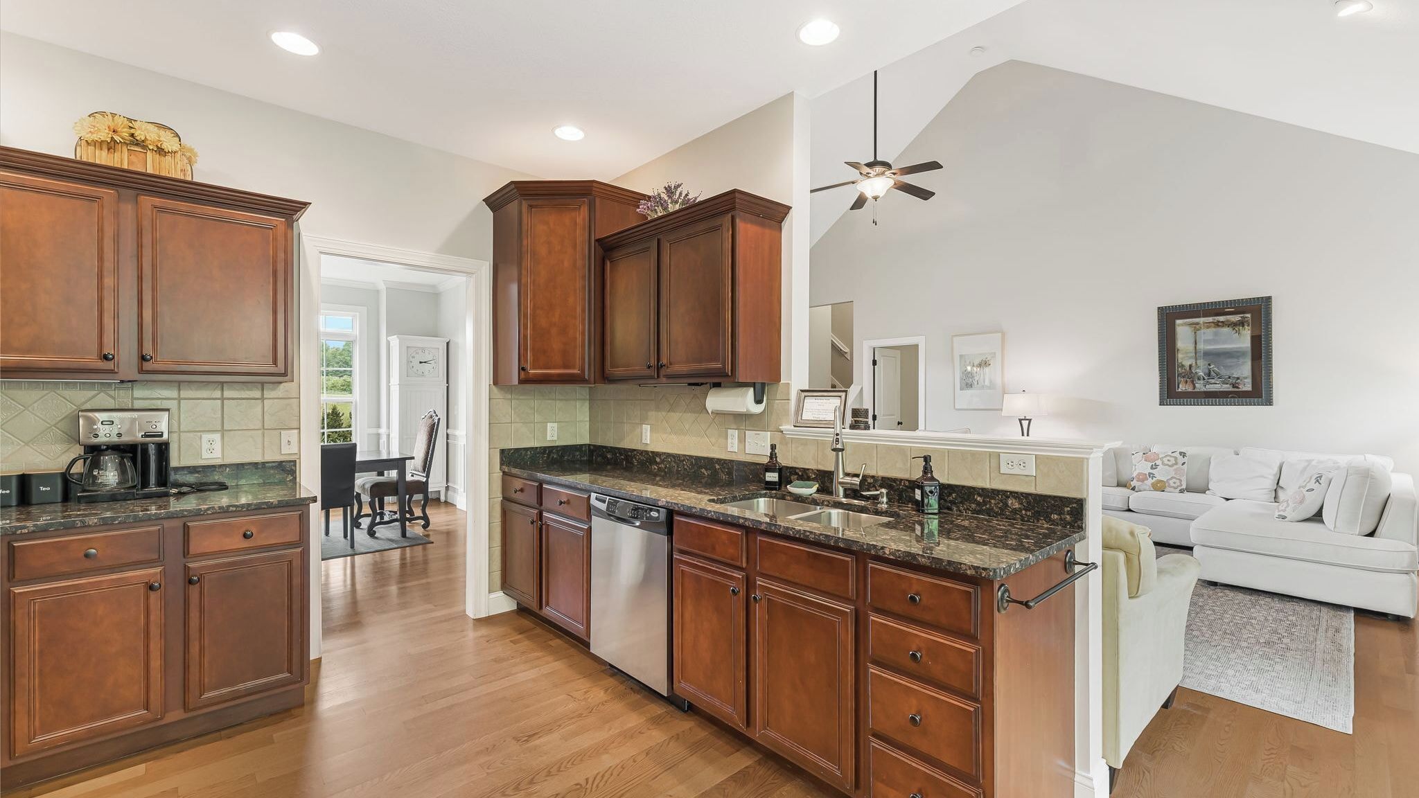 House (5 Bedrooms) | Interior