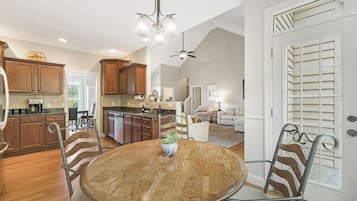 House (5 Bedrooms) | Interior