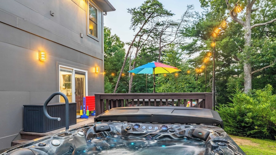 Modern Escape by Avanstay w/ Hot Tub, Fire Pit, Mountain Views, 10min to Town