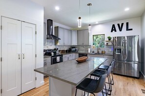 Interior - Modern Escape by Avanstay w/ Hot Tub, Fire Pit, Mountain Views, 10min to Town (Asheville)