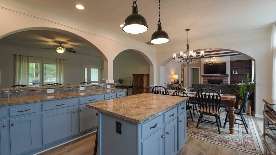 Riverside Ranch by Avantstay Mins to Downtown