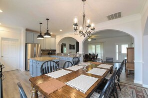 Dining - Riverside Ranch by Avantstay Mins to Downtown (Arden)