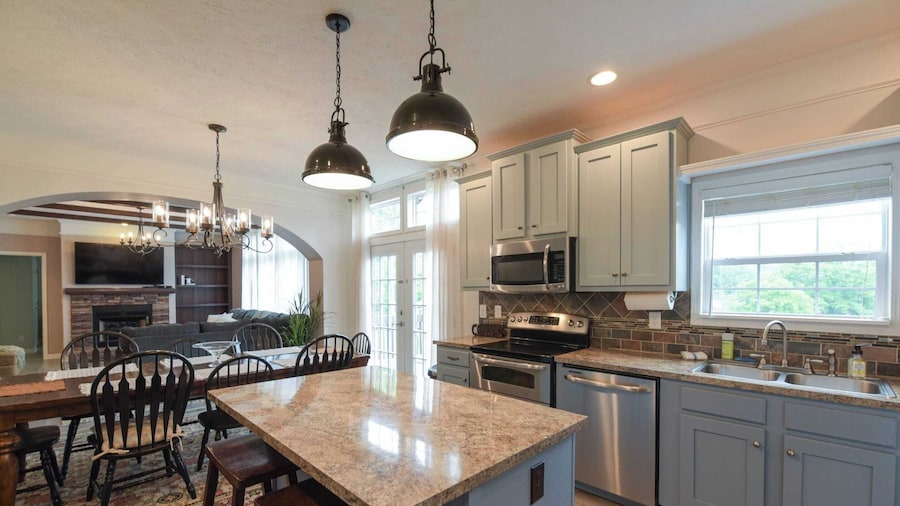 Riverside Ranch by Avantstay Mins to Downtown