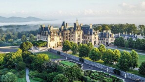 A large, historic mansion with a formal garden, a stone wall, and a winding driveway. - Hickory Nut Hideaway by Avantstay Mountain Views (Gerton)