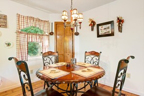 Dining - Smoky Mountain Mecca by Avantstay Mountain Views (Waynesville)