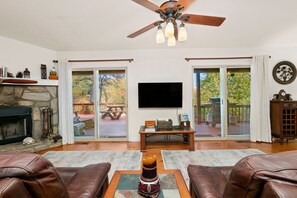 TV, fireplace - Smoky Mountain Mecca by Avantstay Mountain Views (Waynesville)