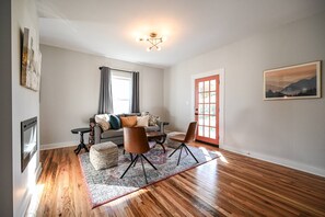 TV, fireplace - Sweet Carolina by Avantstay Near Black Mountain (Swannanoa)