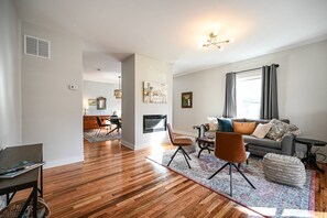 TV, fireplace - Sweet Carolina by Avantstay Near Black Mountain (Swannanoa)