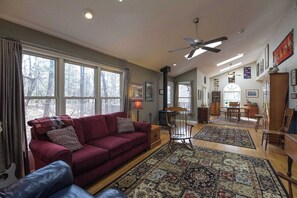 TV, fireplace - Creekside Mountain by Avantstay Private Sauna (Asheville)