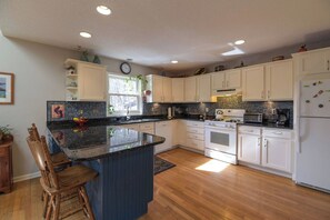 Fridge, microwave, oven, stovetop - Creekside Mountain by Avantstay Private Sauna (Asheville)