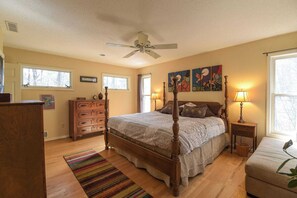 3 bedrooms, iron/ironing board - Creekside Mountain by Avantstay Private Sauna (Asheville)