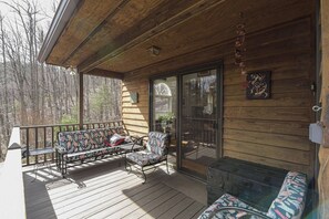Terrace/patio - Creekside Mountain by Avantstay Private Sauna (Asheville)