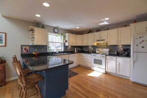 Fridge, microwave, oven, stovetop - Creekside Mountain by Avantstay Private Sauna (Asheville)