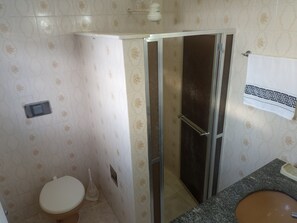 Douche, serviettes fournies, savon, papier de toilette