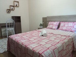 2 quartos, escrivaninha, ferros/tábuas de passar roupa