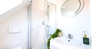 Shower, hair dryer, towels, soap - Romantic-apartment mit Dachterrasse & Lounge, Waldblick, 80m² (Annweiler am Trifels)