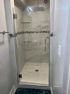 Shower, hair dryer, towels, soap - Spacious modern home  (Puerto Peñasco)