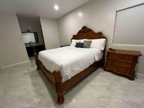 4 bedrooms, iron/ironing board, WiFi, bed sheets