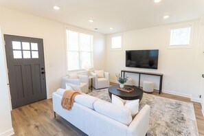 Living area - New - 3 Bedroom Downtown Escape (Jackson)