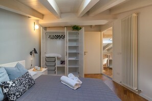 2 bedrooms, WiFi - Gorgeous apartment located on two levels, third and fourth floors, of a building WITHOUT an elevator (accessible up to the second floor and then continuing up a flight of stairs).In 67 sqm of space it can accommodate 6 people.The property is located in t (Parma)