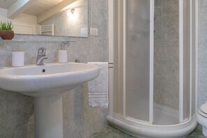 Douche, sèche-cheveux, bidet, serviettes fournies