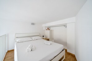 WiFi - GuestHost - APT with balcony on 2 levels Milan-Centro! (Milano)